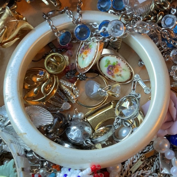 Assorted Jewelry and Watches &  misc sold in lot - Picture 2 of 5